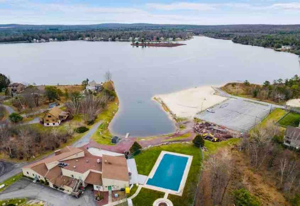 Pocono - Hot Tub - Game Chalet